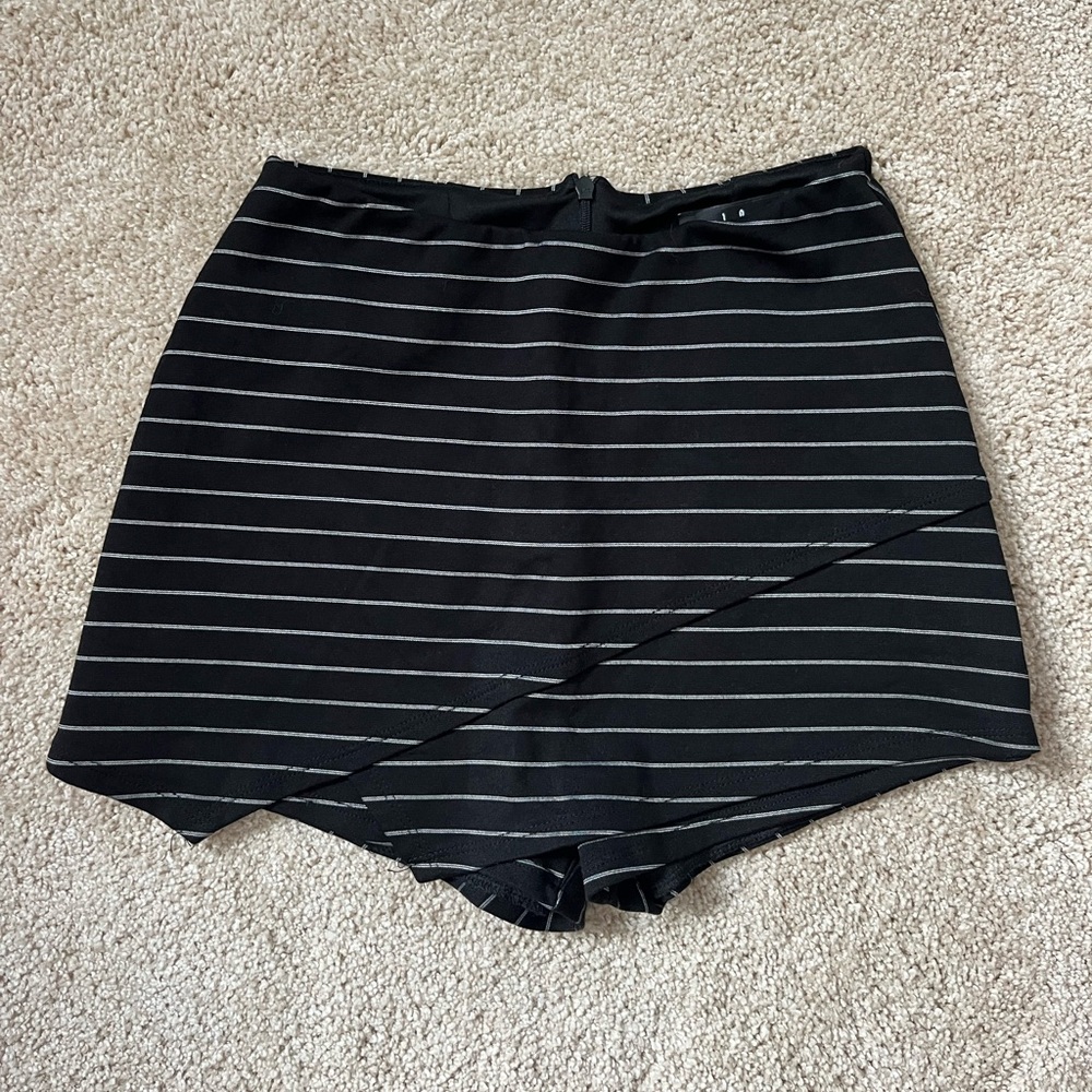 Lulu’s Groove Queen White Striped Skort